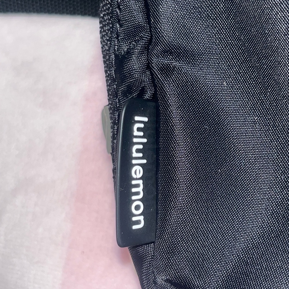 Lululemon Everywhere Belt Bag 1L - Picture 4 of 16